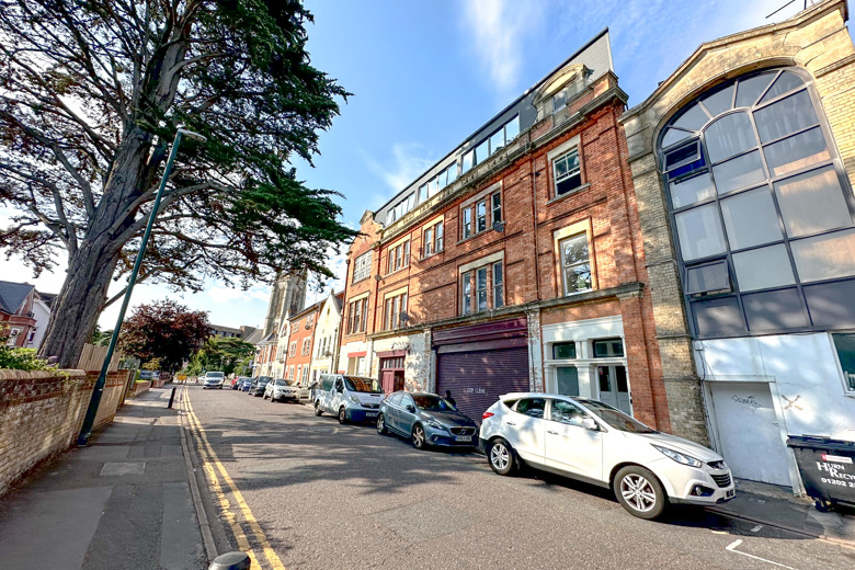 3 Bedroom Flat in West Hill Road BOURNEMOUTH