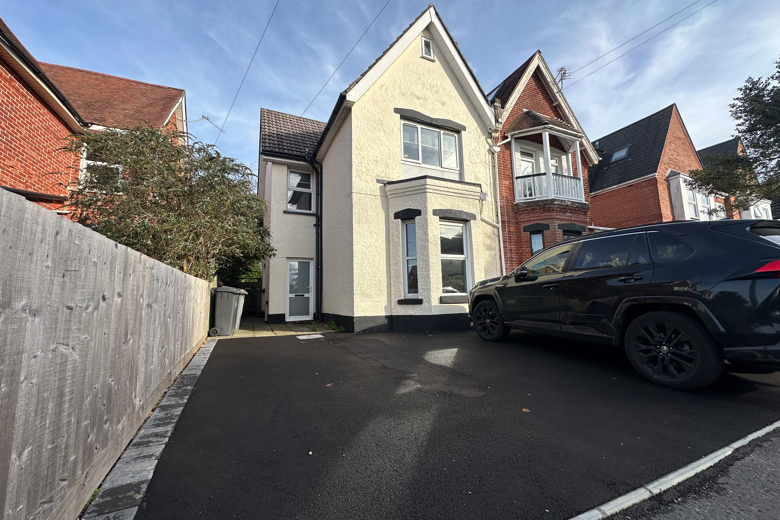6 Bedroom House in  BOURNEMOUTH (1)