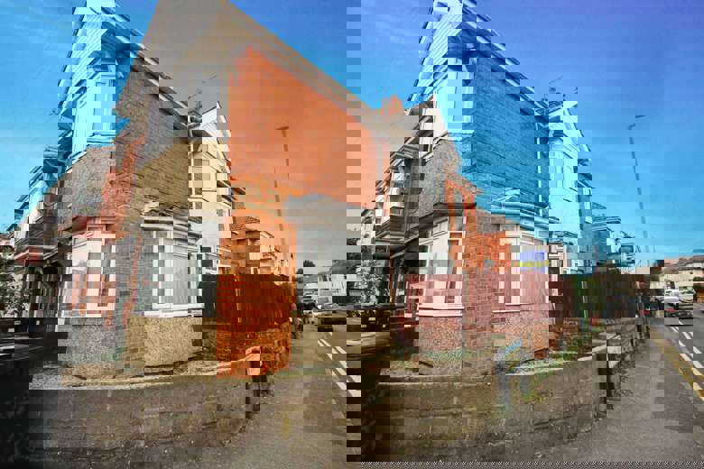 2 Bedroom Flat in Green Road BOURNEMOUTH