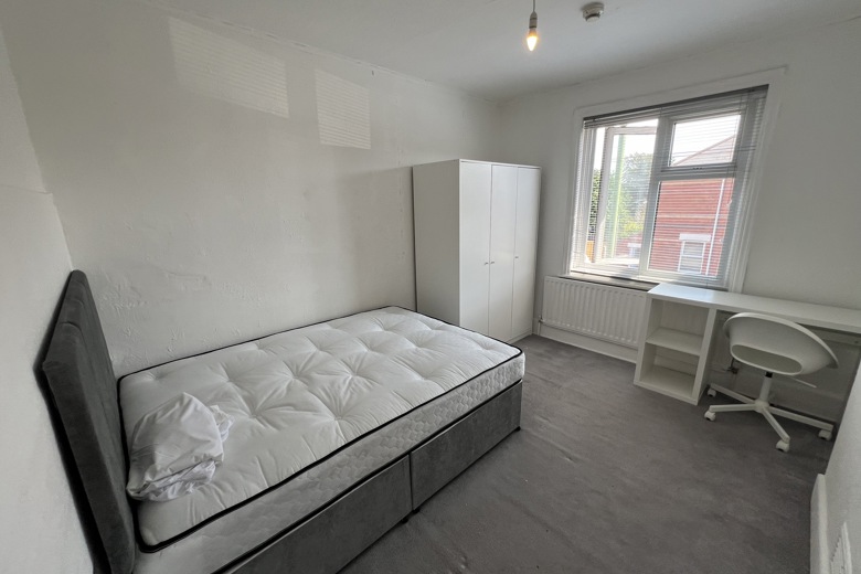 3 Bedroom Flat in Green Road Bournemouth