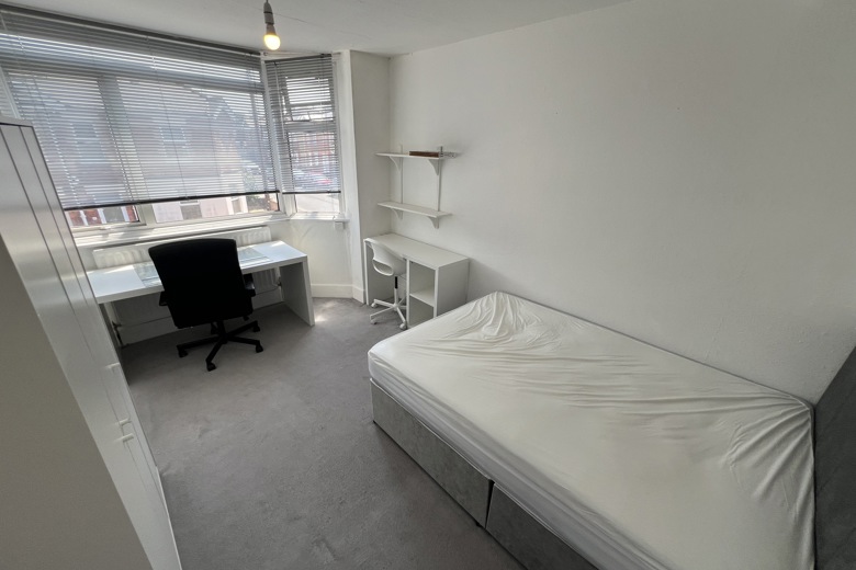 3 Bedroom Flat in Green Road Bournemouth